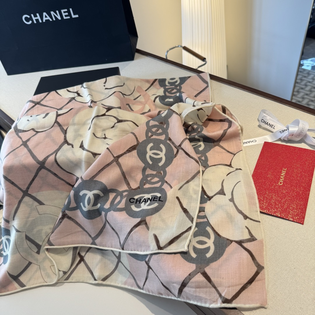 经典茶花优雅Coco风，Chanel最新菱格丝绒大方巾~气质到骨子里，香奶奶新一季的面料超高级，真心超级