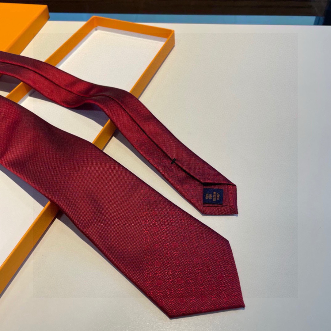 特价 LV字母渐变领带 ，路易威登经典领带👔男士必备单品超时尚！高端品质 版型面料都达到品牌标准，，难得