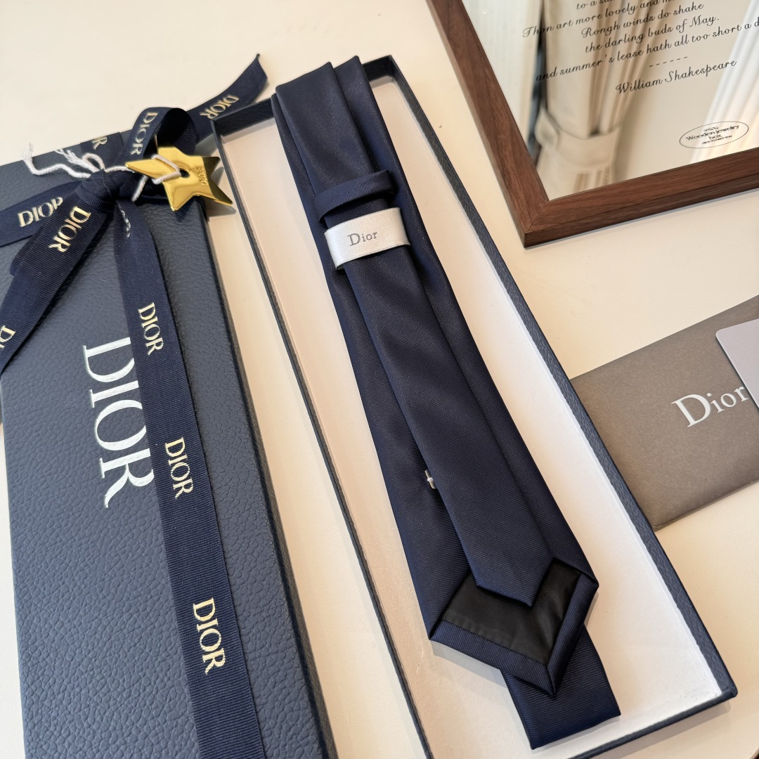 特价特价P 爆款到👏👏Do家新款领带 👔👔Dior男士【D家LOGO系列领带】，稀有😻😻展现精湛手工与时
