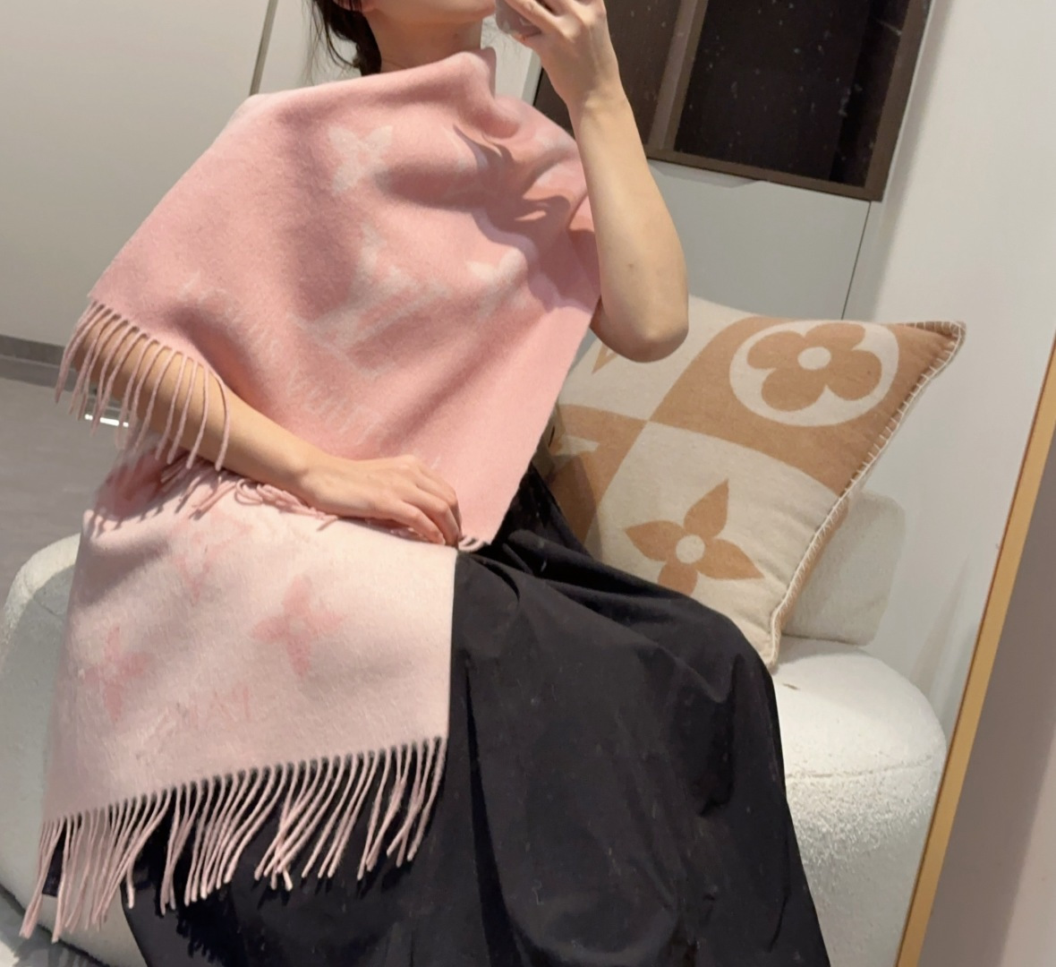 NO:342723,L Huo Siyan's latest candy color, the latest updated original with chip, the hard product that has been slapped, the original craft of following foot, super clear font, the long-lasting, thick and warm, the high-end visible in the picture, the double-sided lock edge anti-line removal process, the positive and negative encryption twill weaving method, the main mark, the washing mark, the tag, the sticker, the three-code in one, and the number of each color is different, the following is the complete counter goods, all the quality is matched, the counter is 7,000, we are not short of a fraction, I really can't think of a reason not to sell it, each color is not too much, there is no one else to feel good, the difference is that the material is not exactly the same, the feel is a little worse than the velvet, there is no difference in other things, the specifications are 170*45, the counter can be compared and then plated again, this model is a evergreen model, it is really suitable for any style, do not miss the higher version of scarf, the higher version of scarf19860909L霍思燕最新糖果色 最新更新原版带芯片 吊炸了天的硬货 跟足原版工艺 ,超级清晰字体 历久弥新 厚实温暖 图片能看得见的高端 双面锁边防脱线工艺 正反加密斜纹织法 主标 洗水标 吊牌 贴纸 三码合一 并且每色款号不同 跟足了 完完全全是专柜货的 所有品质全部对上 专柜7000 咱们零头都不到 真心想不出不盘它的理由 每色一条绝不过分 手感好的也是没谁了 要问区别在哪 无非是材料不完全一样 手感比绒差一点点其他没啥区别 规格都是170*45 专柜可对比再盘 这一款是万年青款 真心适合任何风格 错过啥别错过高版本围巾,高版本围巾,scarf