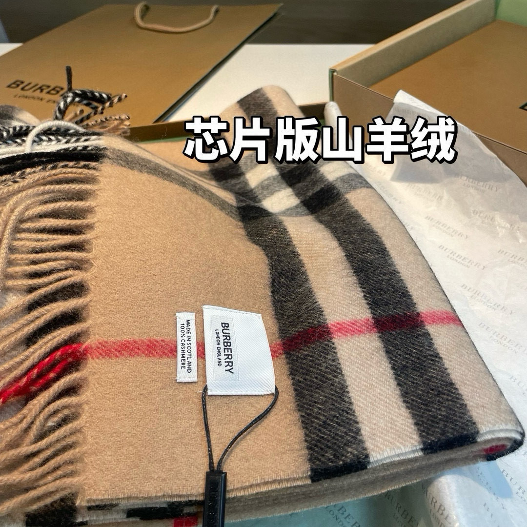芯片版原单山羊绒 塔尖牛🐂货：皇室殿堂级的经典格围巾‼️已经好几年没有收回这样的🐂货了！难得遇见，可省4