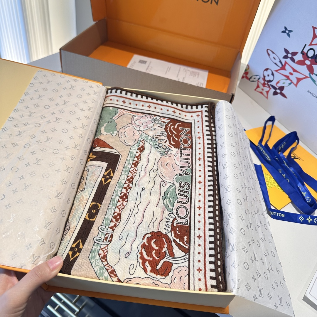 ❄【双面同色】原单Lv140cm丝绒方本款方巾，丝印工艺刻画丰富细节，描绘 Monogram 薇薇安之家