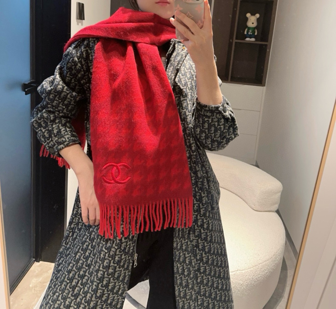 NO:342701,[CHANEL·Chanel] Like to have good looks, high-quality personal products, no matter how you match them, they are full of temperament. The best cashmere water-ripped scarf, the ingredients support detection, soft and delicate feel, fried chicken is invincible. In short, both the fabric and the craftsmanship are the kind of high-end feeling!  You should know that this type of goods is only produced in small quantities, and this batch of orders is also super strict. The quantity is very small. The hand is fast, hand is slow, size 30*180cm cashmere high-version scarf, high-version scarf, chanel, chanel, chanel19860909【CHANEL·香奈儿】喜欢有颜值,高质量的亲可入手,名媛单品,无论怎么搭配都是满满的气质感,极品山羊绒水波纹小围巾,成份支持检测手感柔软细腻炒鸡无敌,总之无论是面料还是工艺都是那种一看就很高级的感觉！要知道这类货也只有少量生产,这批订单也是监控超级严格流出来的数量极少手快有手慢无size30*180cm羊绒高版本围巾,高版本围巾,chanel,chanel,scarf