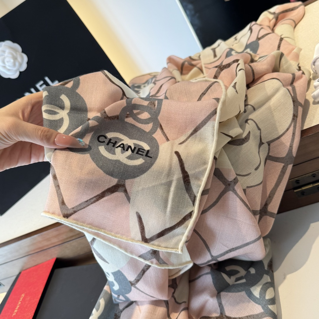 经典茶花优雅Coco风，Chanel最新菱格丝绒大方巾~气质到骨子里，香奶奶新一季的面料超高级，真心超级