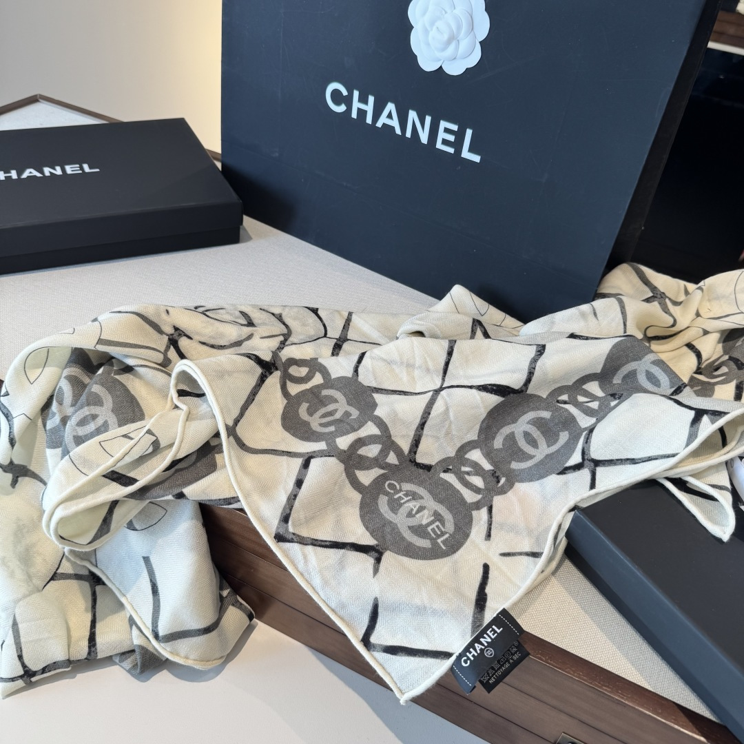 经典茶花优雅Coco风，Chanel最新菱格丝绒大方巾~气质到骨子里，香奶奶新一季的面料超高级，真心超级