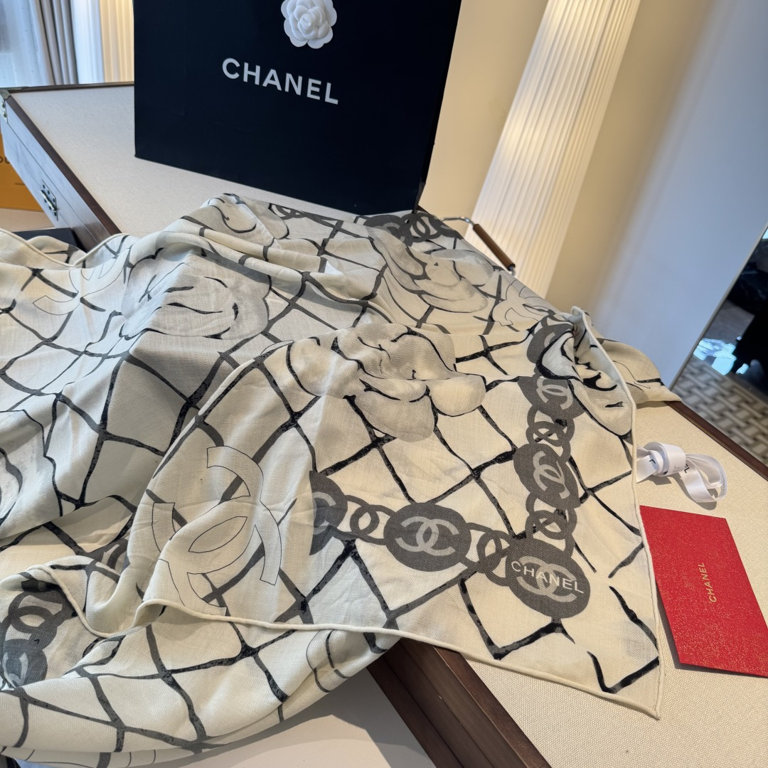 经典茶花优雅Coco风，Chanel最新菱格丝绒大方巾~气质到骨子里，香奶奶新一季的面料超高级，真心超级