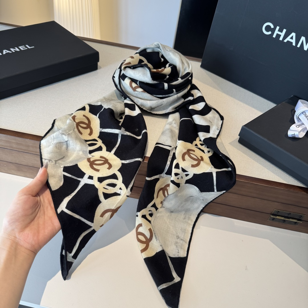 经典茶花优雅Coco风，Chanel最新菱格丝绒大方巾~气质到骨子里，香奶奶新一季的面料超高级，真心超级