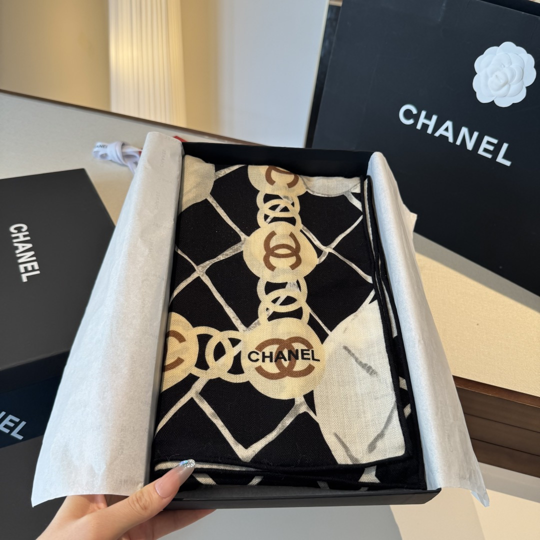 经典茶花优雅Coco风，Chanel最新菱格丝绒大方巾~气质到骨子里，香奶奶新一季的面料超高级，真心超级