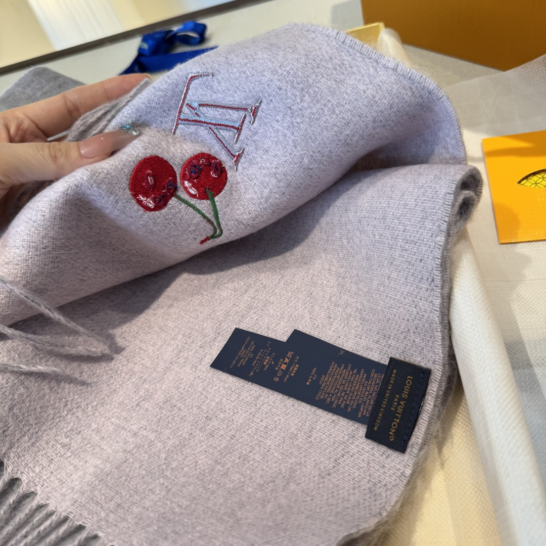 樱桃围巾❗️好看的要疯掉了，太有型太有魅力了❗️❗️非常斯文时尚的秋冬单品！真的很喜欢，非常Classi