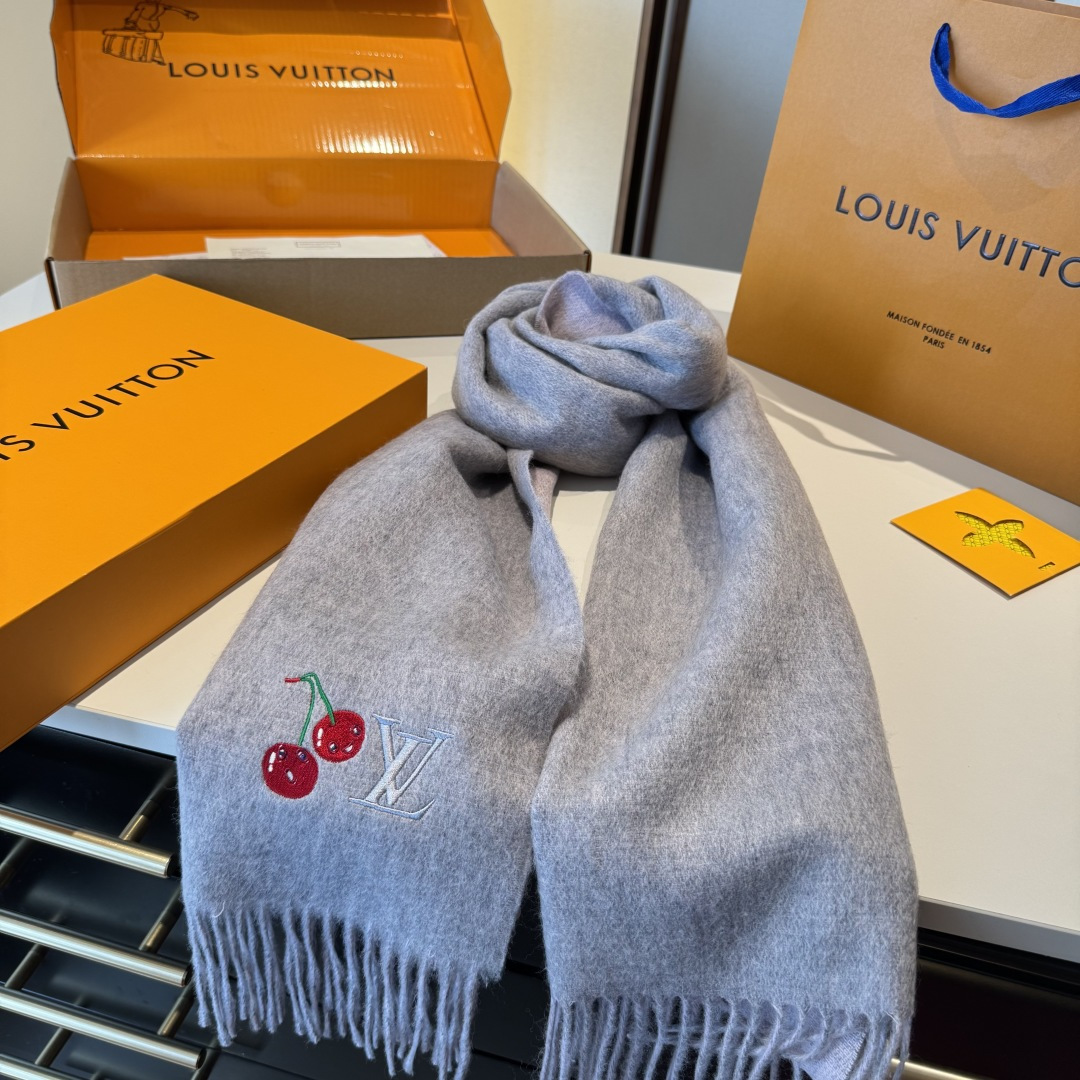 樱桃围巾❗️好看的要疯掉了，太有型太有魅力了❗️❗️非常斯文时尚的秋冬单品！真的很喜欢，非常Classi