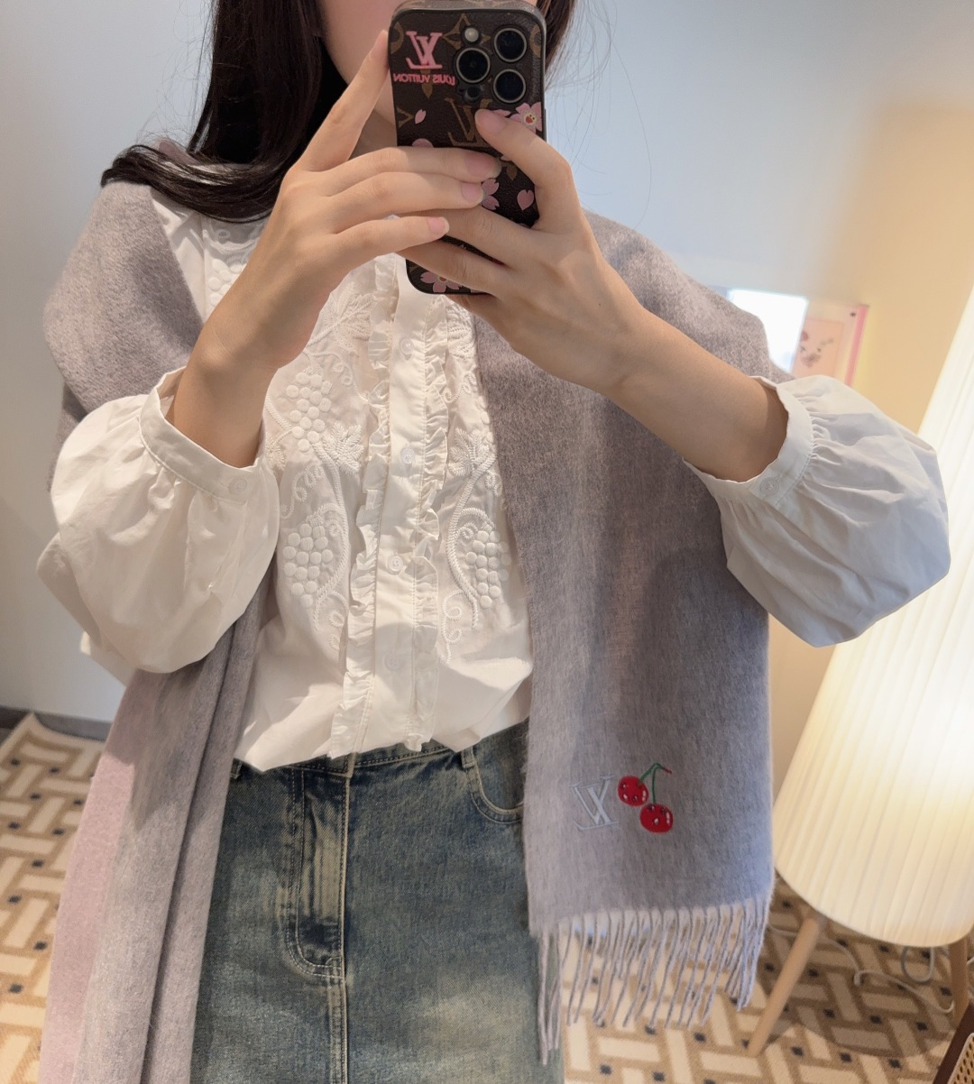 樱桃围巾❗️好看的要疯掉了，太有型太有魅力了❗️❗️非常斯文时尚的秋冬单品！真的很喜欢，非常Classi