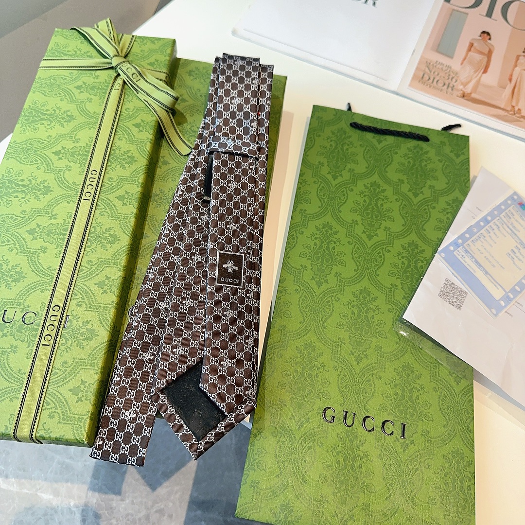 特价 真丝领带通体装饰互扣式G图案，点缀编织蜜蜂，两种标志性的品牌标识水乳交融，呈现不拘一格的混搭效果。