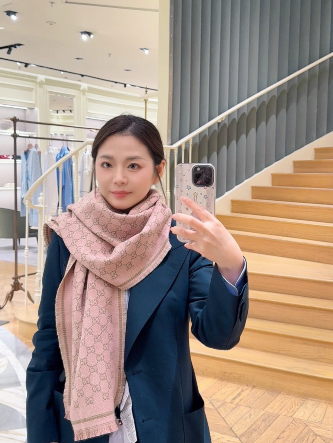 NO:342709,Style letters 180*47cm. Wool is decorated with a classic GG pattern, which is inspired by the original Gucci diamond diamond pattern. The double G letter interwoven pattern debuted in the 1970s and has developed into one of the iconic symbols of the brand. High-version scarf, high-version scarf, gucci19860909风格字母 180*47cm.羊毛  饰以经典的 GG 图案,该图案灵感源自最初的 Gucci 钻石菱格纹设计.双 G 字母交织图案于上世纪 70 年代首次亮相,至今已发展成为品牌的标志性象征之一.高版本围巾,高版本围巾,gucci,scarf