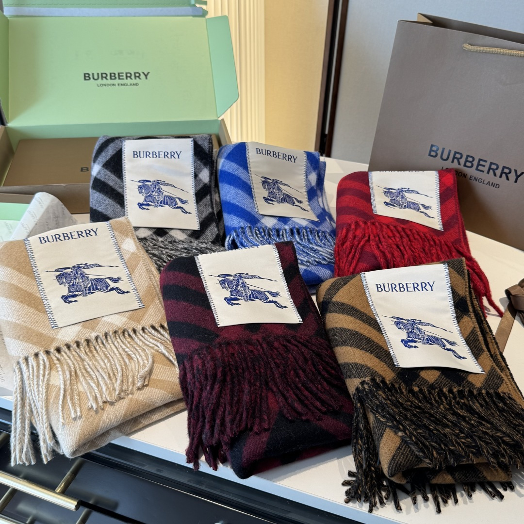 怒推走量新款🎊巴宝莉官网最新款💥 100%顶级双面山羊绒材质。非常保暖👑 柔软亲肤，不扎脖😍经典巴宝莉格