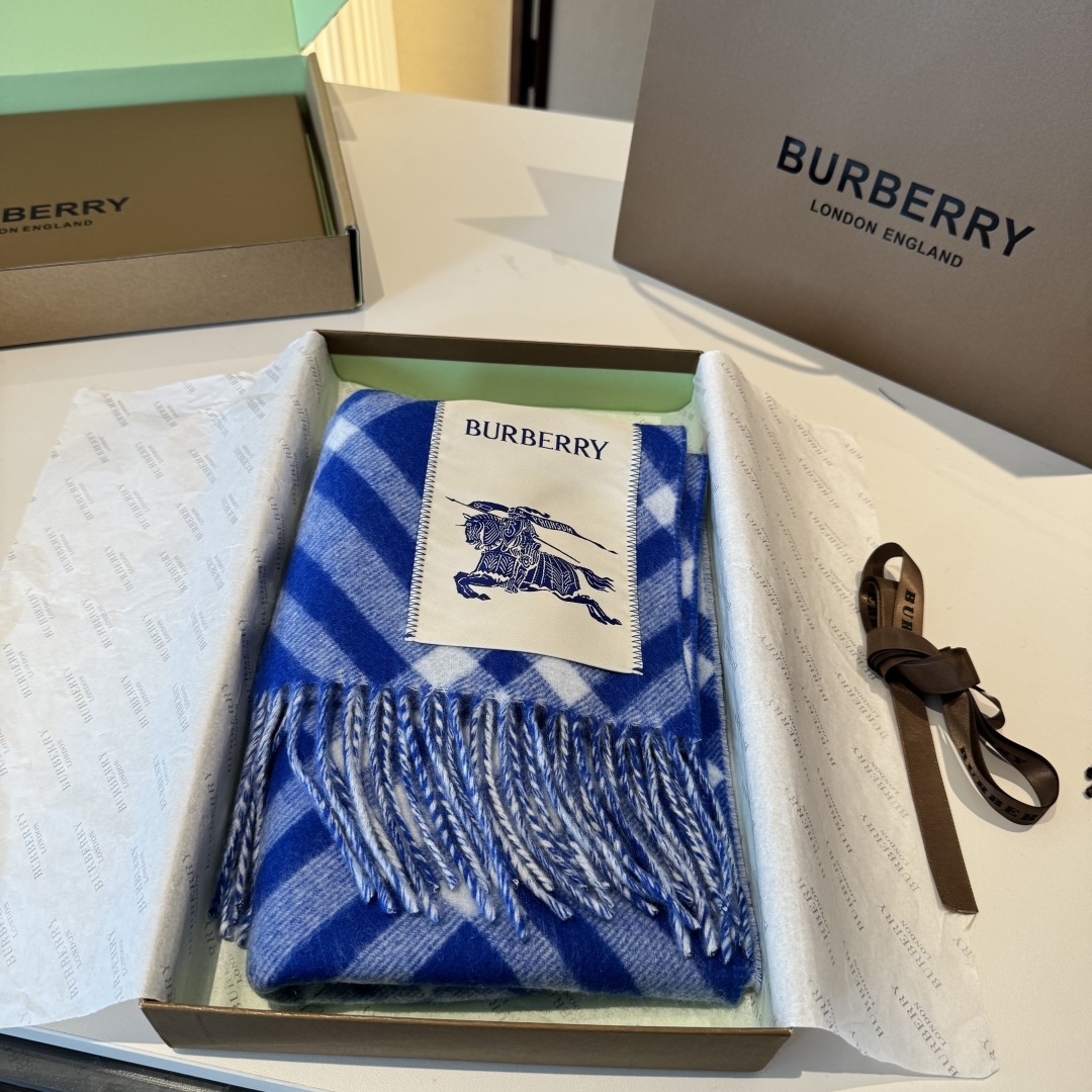 怒推走量新款🎊巴宝莉官网最新款💥 100%顶级双面山羊绒材质。非常保暖👑 柔软亲肤，不扎脖😍经典巴宝莉格