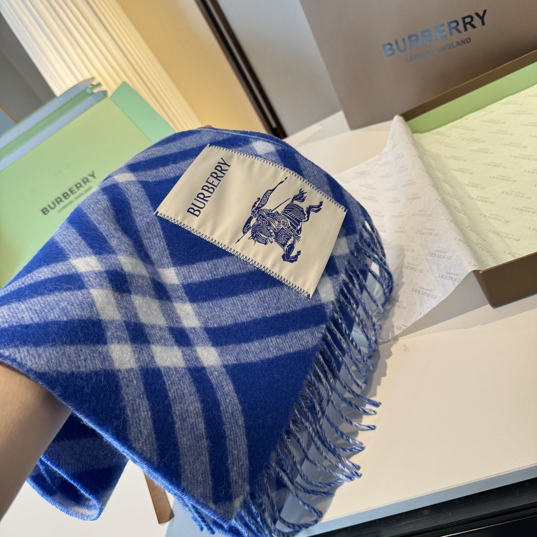 怒推走量新款🎊巴宝莉官网最新款💥 100%顶级双面山羊绒材质。非常保暖👑 柔软亲肤，不扎脖😍经典巴宝莉格