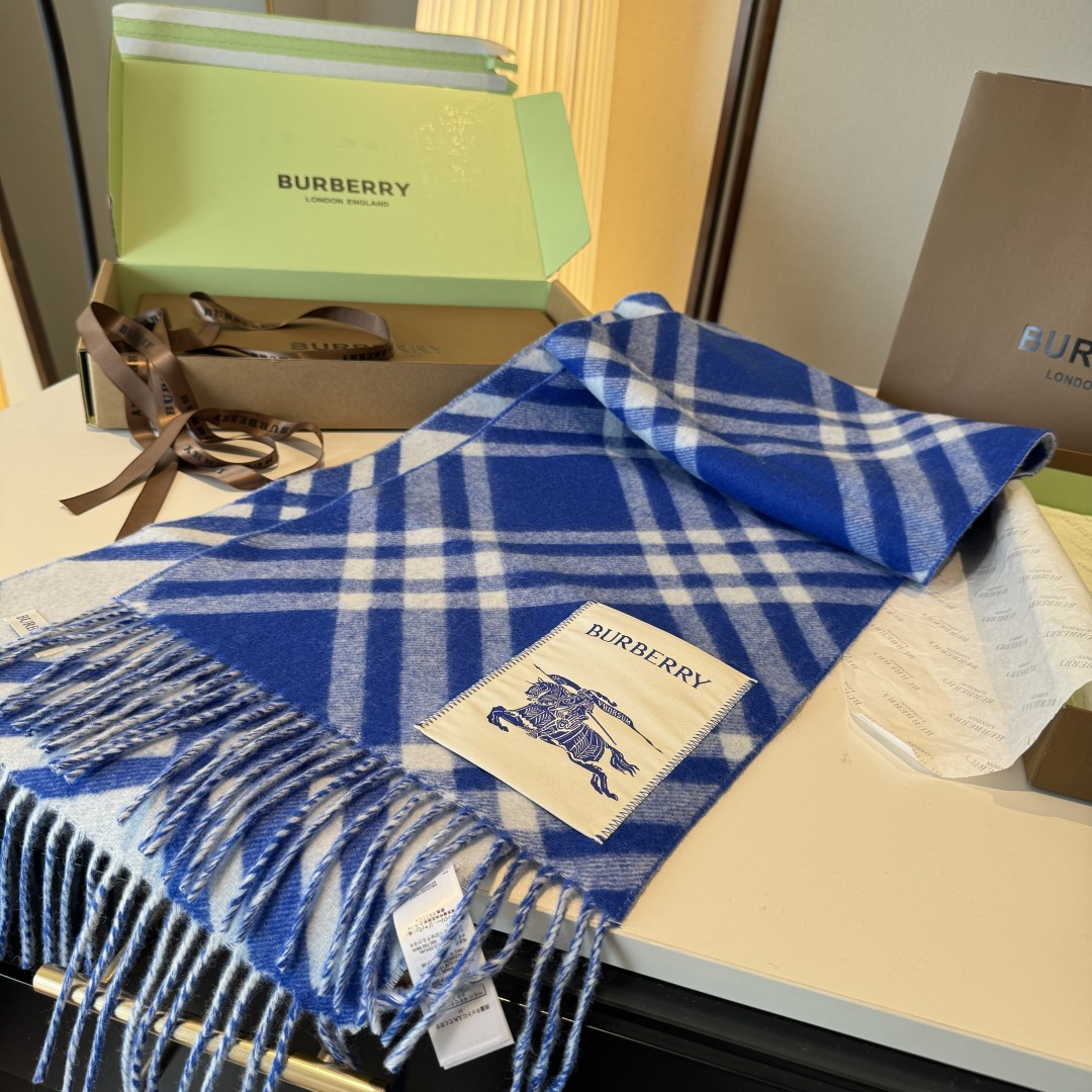 怒推走量新款🎊巴宝莉官网最新款💥 100%顶级双面山羊绒材质。非常保暖👑 柔软亲肤，不扎脖😍经典巴宝莉格