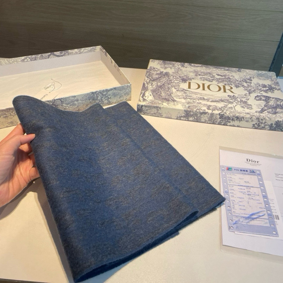 迪奥(Dior)以其精湛的工艺技术和源源不断的想像力 成为当代最具艺术魅力法国巴黎的高档品牌 下方充满奢