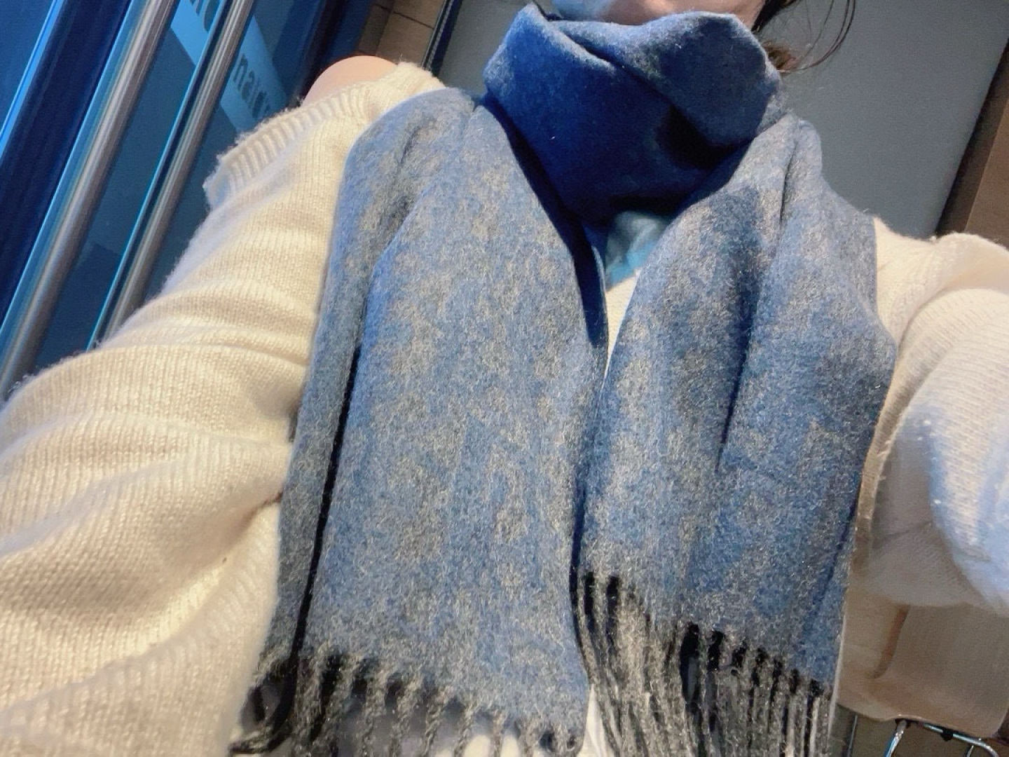 迪奥(Dior)以其精湛的工艺技术和源源不断的想像力 成为当代最具艺术魅力法国巴黎的高档品牌 下方充满奢