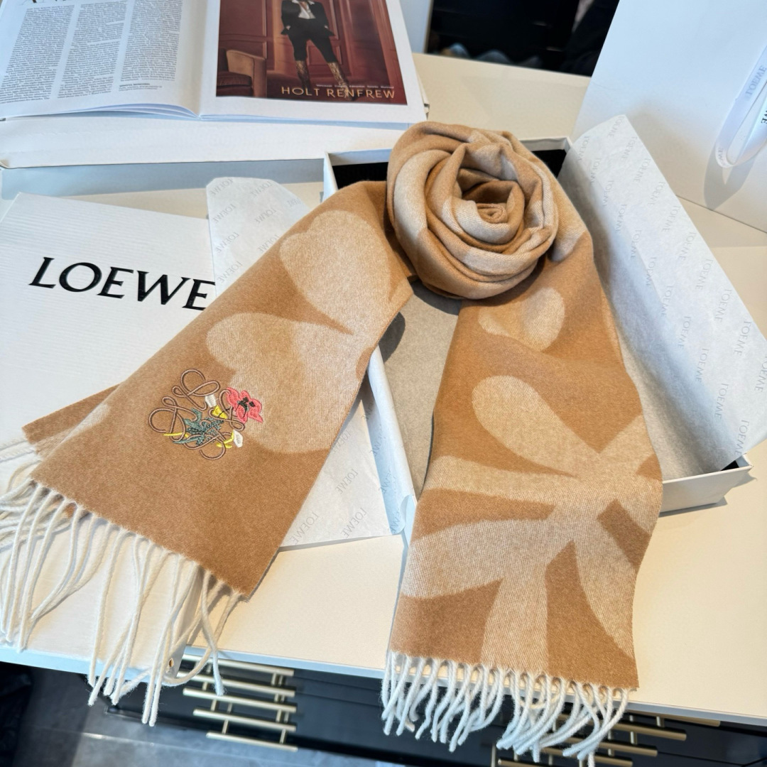 上新！Loewe · 罗意威️难得一见的温柔配色，低调又不失优雅❗️】重点推荐❗️双面配色，一条围巾两种