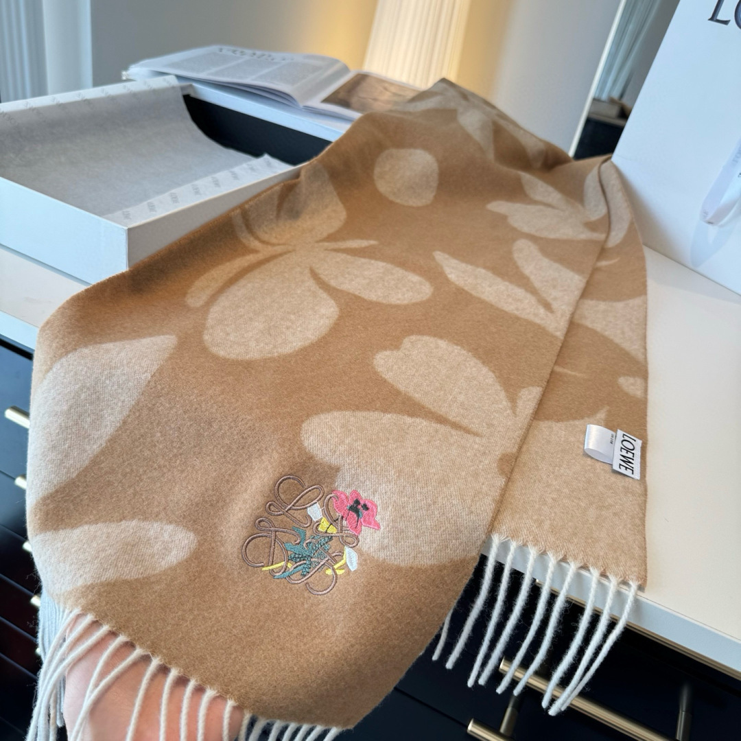 上新！Loewe · 罗意威️难得一见的温柔配色，低调又不失优雅❗️】重点推荐❗️双面配色，一条围巾两种
