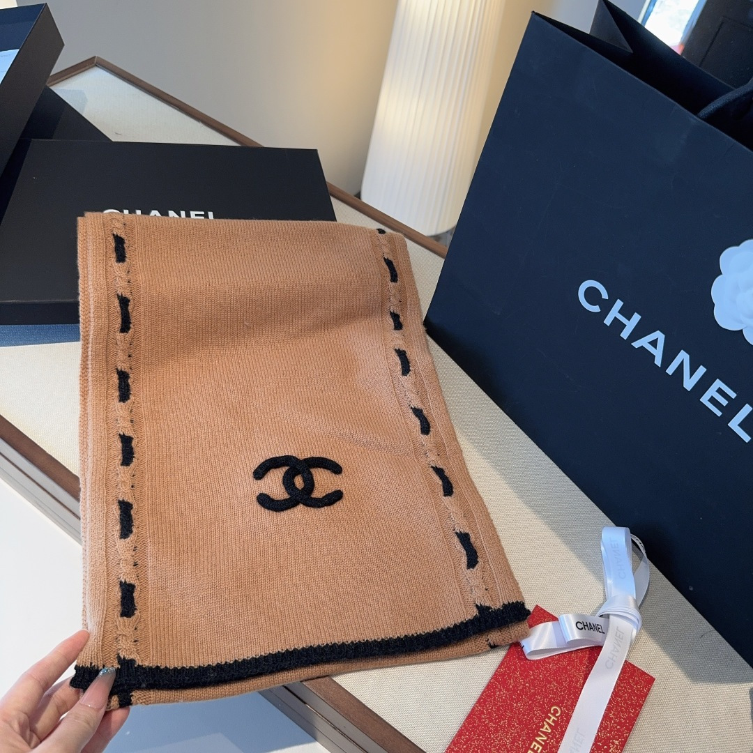 【香家2025臻品】全新上市，甄选顶级羊绒面料，触感细腻如云。重工匠心独运，以精湛手工针织工艺，融入典雅