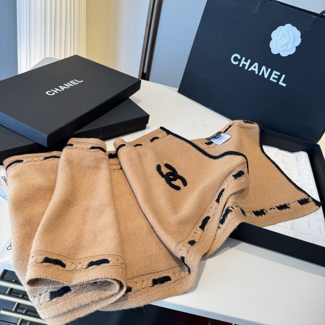 【香家2025臻品】全新上市，甄选顶级羊绒面料，触感细腻如云。重工匠心独运，以精湛手工针织工艺，融入典雅