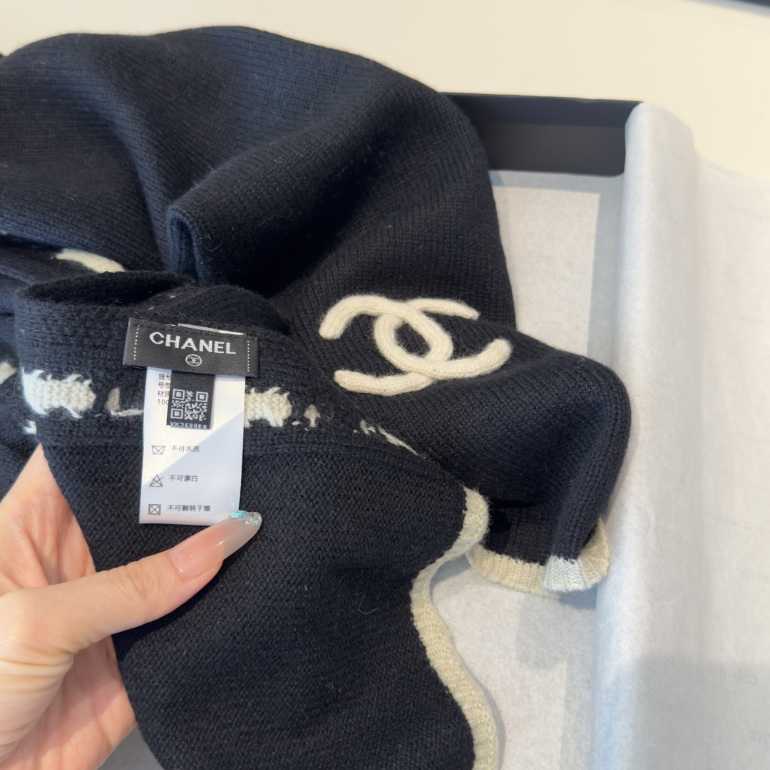 【香家2025臻品】全新上市，甄选顶级羊绒面料，触感细腻如云。重工匠心独运，以精湛手工针织工艺，融入典雅