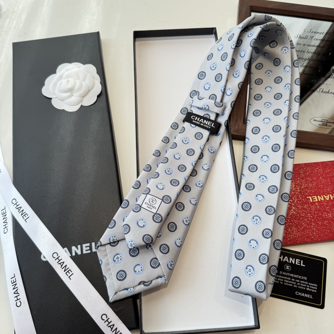 特价特 配包装👏👏香奶奶出领带啦 🤯专柜同歩👔👔精致的双c小Logo特显低调，奢华大气 这款双c领带标志