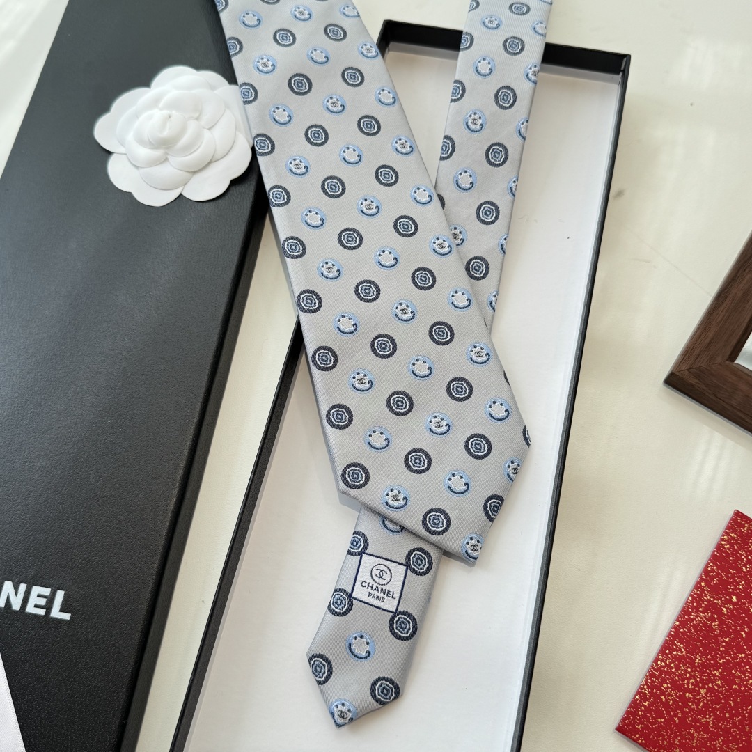 特价特 配包装👏👏香奶奶出领带啦 🤯专柜同歩👔👔精致的双c小Logo特显低调，奢华大气 这款双c领带标志