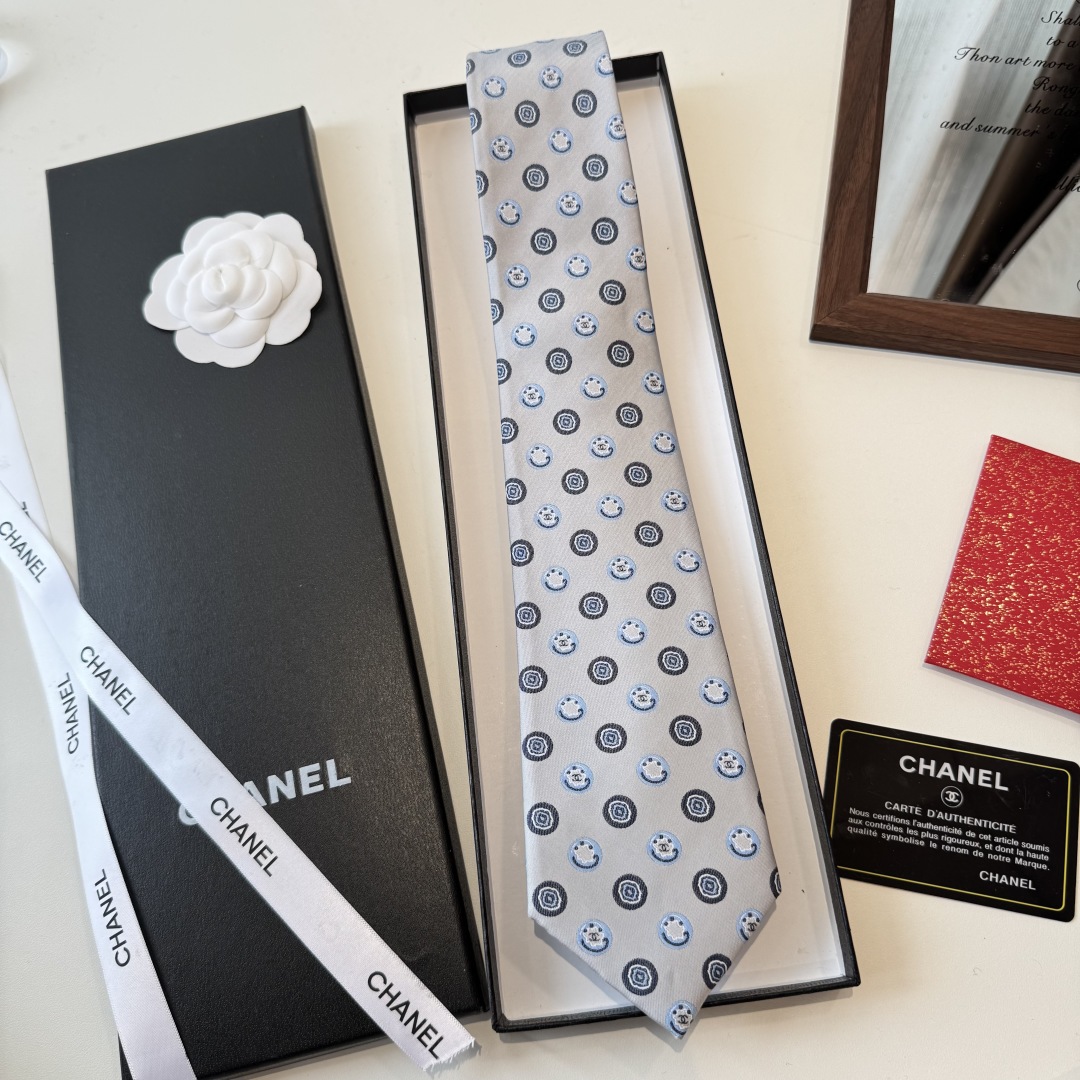 特价特 配包装👏👏香奶奶出领带啦 🤯专柜同歩👔👔精致的双c小Logo特显低调，奢华大气 这款双c领带标志