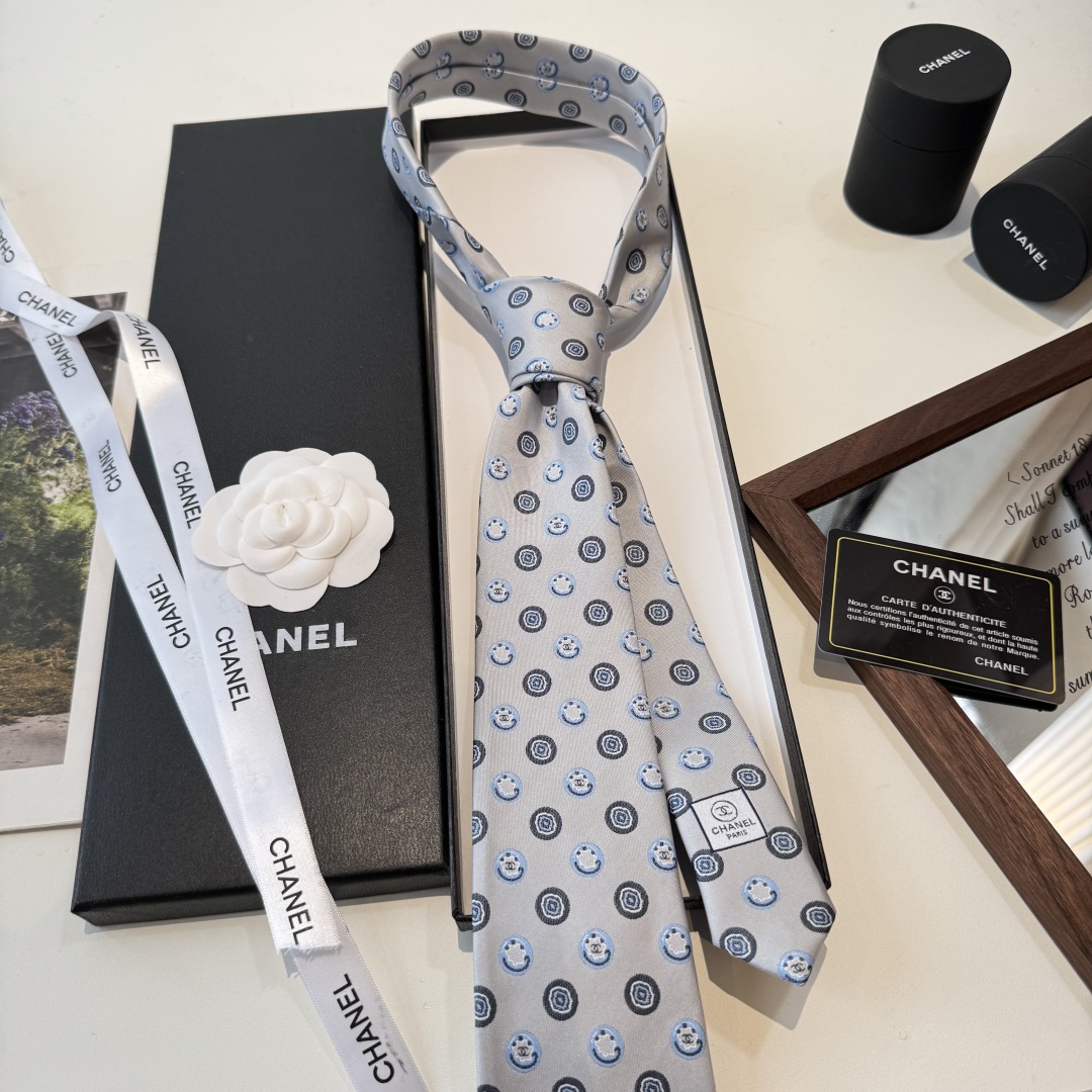 特价特 配包装👏👏香奶奶出领带啦 🤯专柜同歩👔👔精致的双c小Logo特显低调，奢华大气 这款双c领带标志