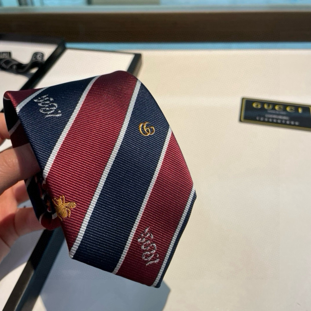 特价 G家男士领带系列👔👔，稀有🐝🐝展现精湛手工与时尚优雅的理想选择，这款领带将标志性的主题动物小蜜蜂与