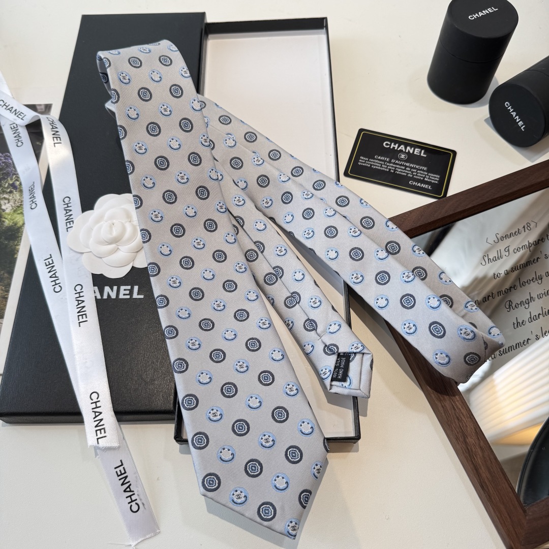 特价特 配包装👏👏香奶奶出领带啦 🤯专柜同歩👔👔精致的双c小Logo特显低调，奢华大气 这款双c领带标志