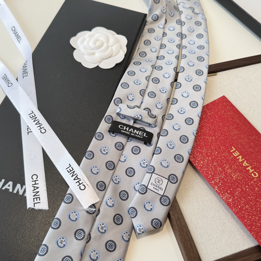 特价特 配包装👏👏香奶奶出领带啦 🤯专柜同歩👔👔精致的双c小Logo特显低调，奢华大气 这款双c领带标志