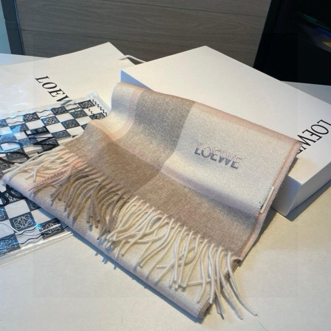 罗意威。【男女围巾】怒赞自留，难得的高端男款！家属福利！非常正的围巾~面料大爱，非常柔软细腻舒服，轻度水