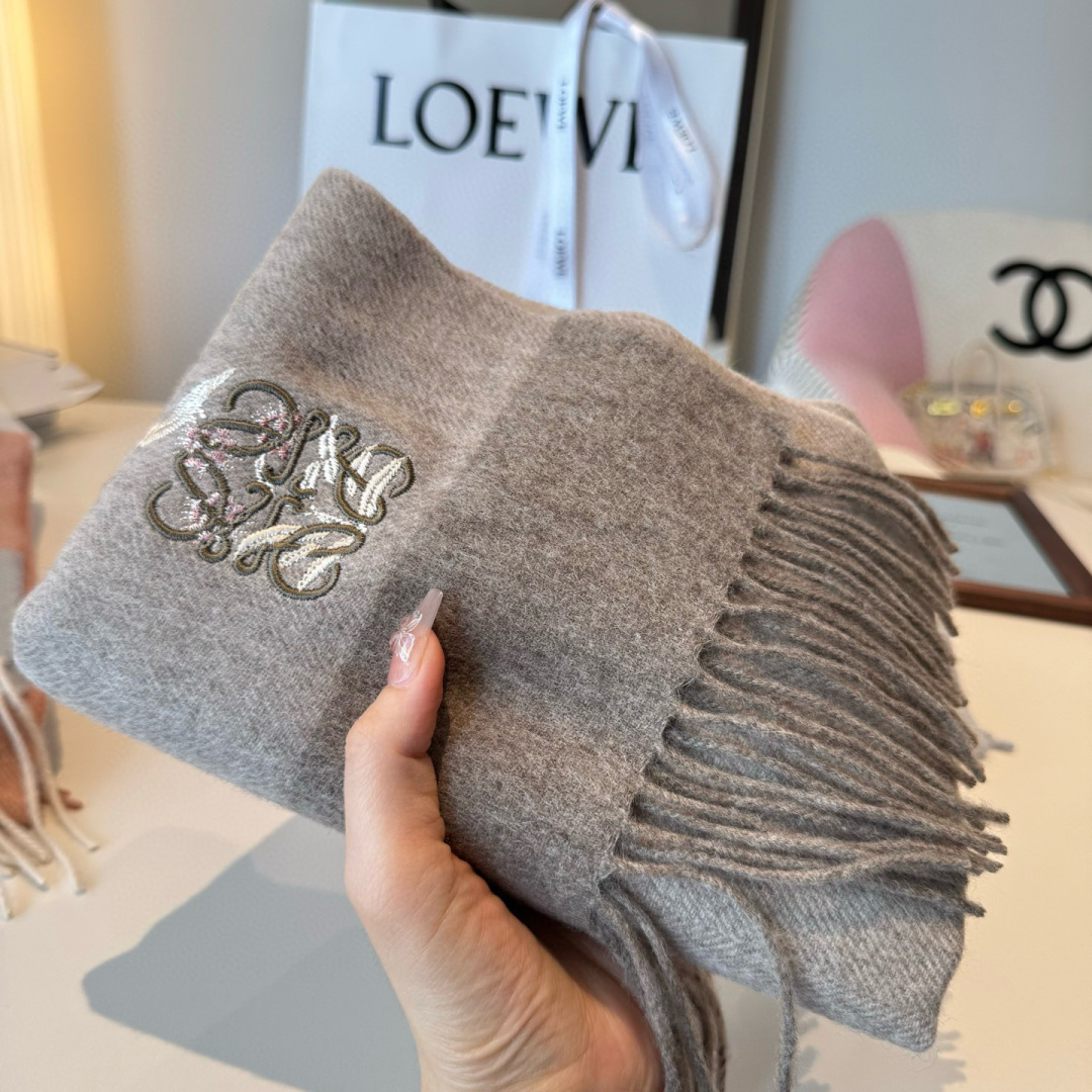 上新！Loewe · 罗意威️难得一见的温柔配色，低调又不失优雅❗️】重点推荐❗️双面配色，一条围巾两种