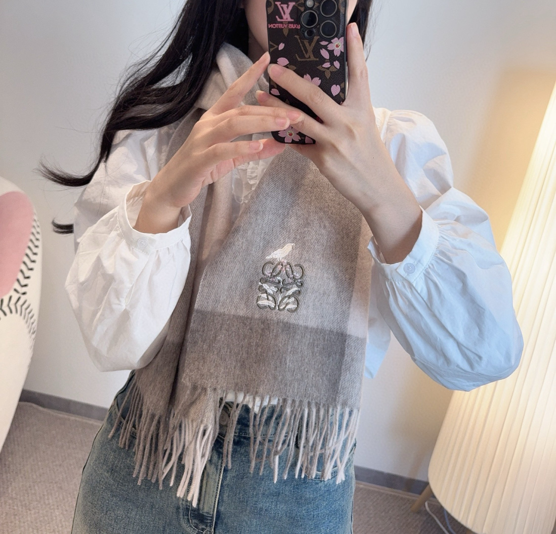 上新！Loewe · 罗意威️难得一见的温柔配色，低调又不失优雅❗️】重点推荐❗️双面配色，一条围巾两种