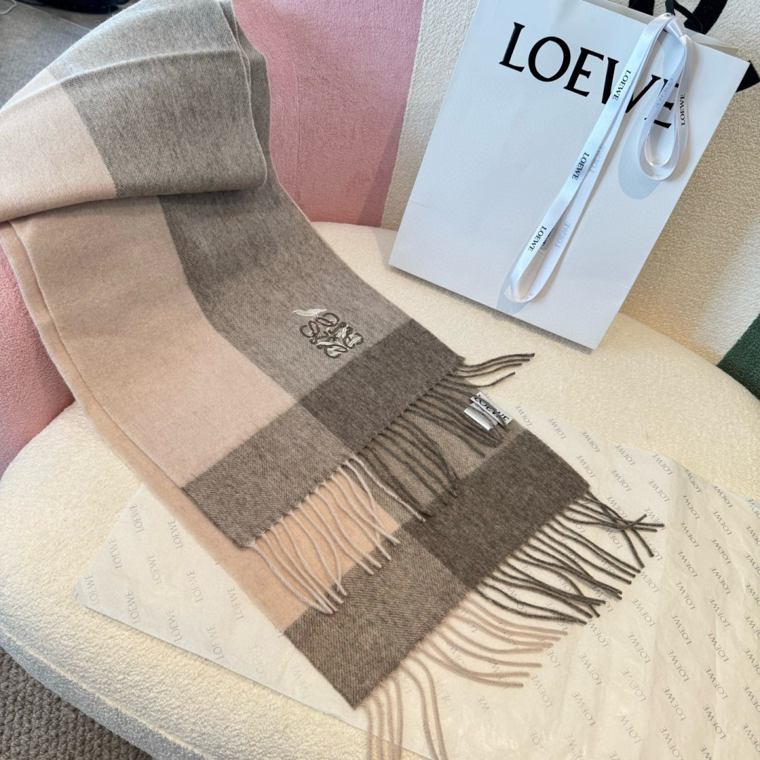 上新！Loewe · 罗意威️难得一见的温柔配色，低调又不失优雅❗️】重点推荐❗️双面配色，一条围巾两种