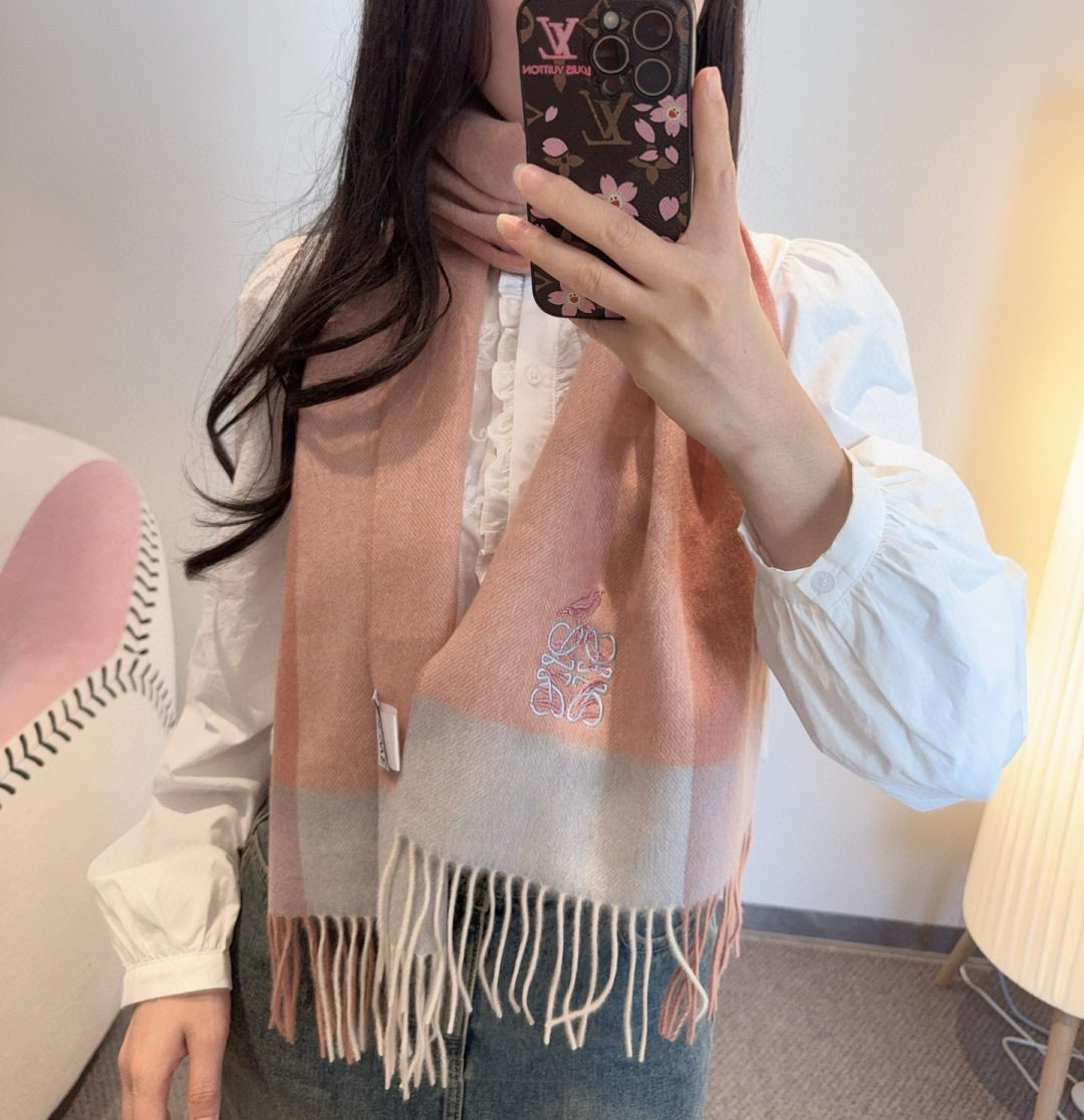 上新！Loewe · 罗意威️难得一见的温柔配色，低调又不失优雅❗️】重点推荐❗️双面配色，一条围巾两种