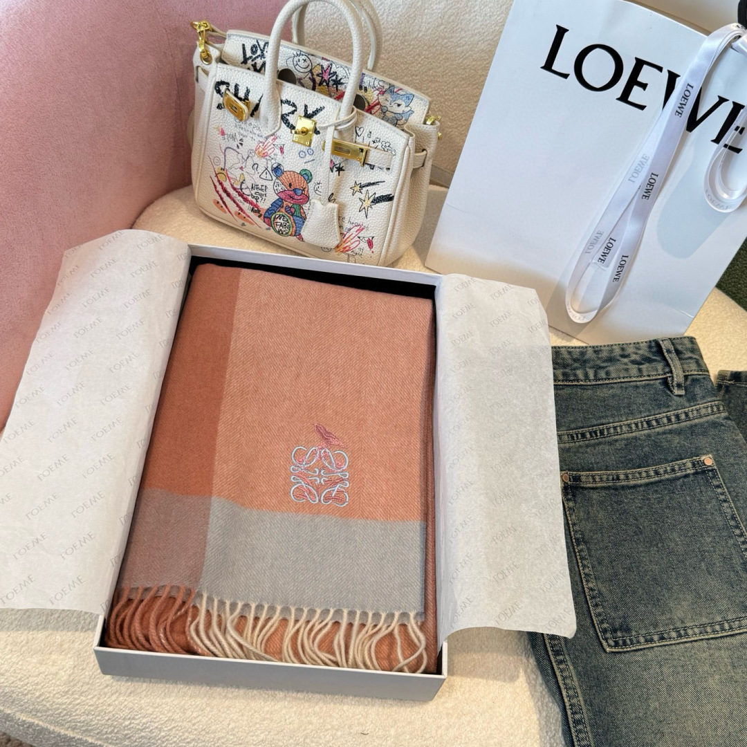上新！Loewe · 罗意威️难得一见的温柔配色，低调又不失优雅❗️】重点推荐❗️双面配色，一条围巾两种