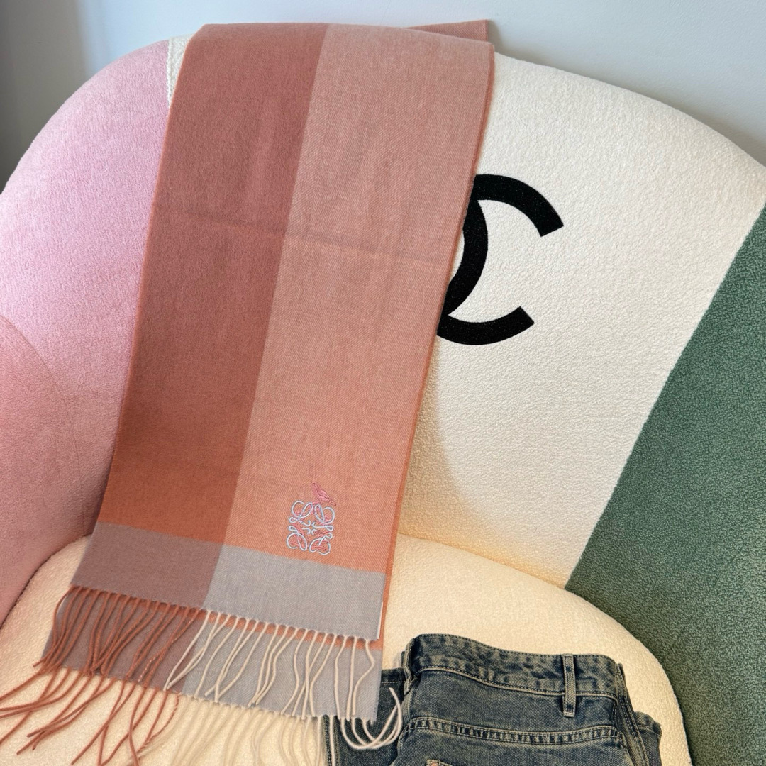 上新！Loewe · 罗意威️难得一见的温柔配色，低调又不失优雅❗️】重点推荐❗️双面配色，一条围巾两种