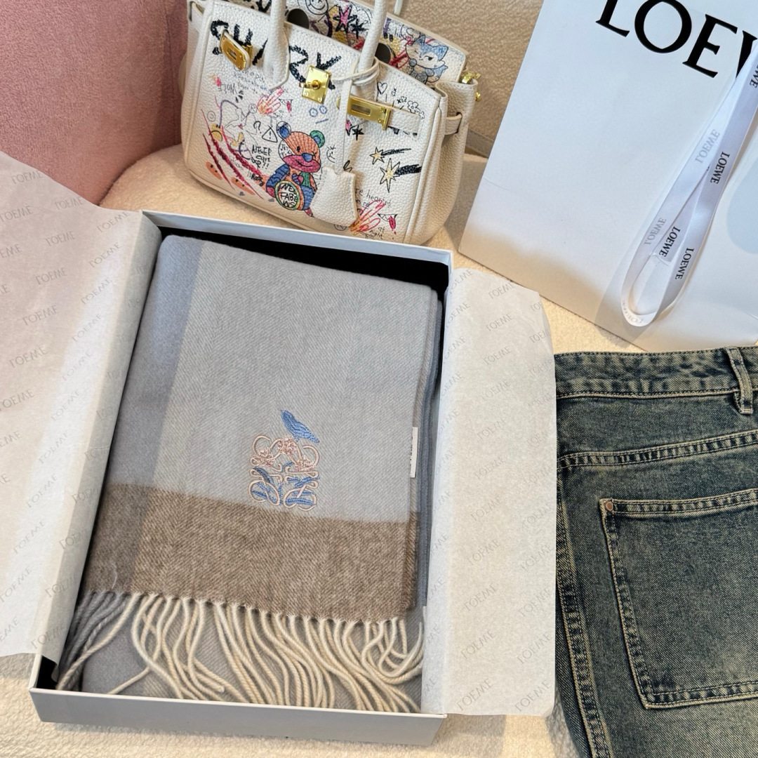 上新！Loewe · 罗意威️难得一见的温柔配色，低调又不失优雅❗️】重点推荐❗️双面配色，一条围巾两种