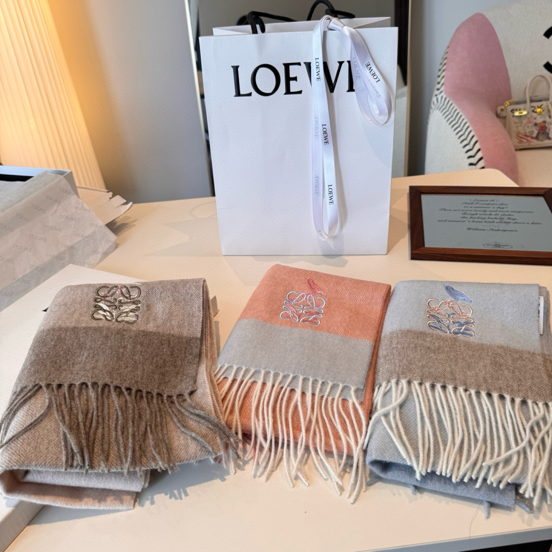 上新！Loewe · 罗意威️难得一见的温柔配色，低调又不失优雅❗️】重点推荐❗️双面配色，一条围巾两种