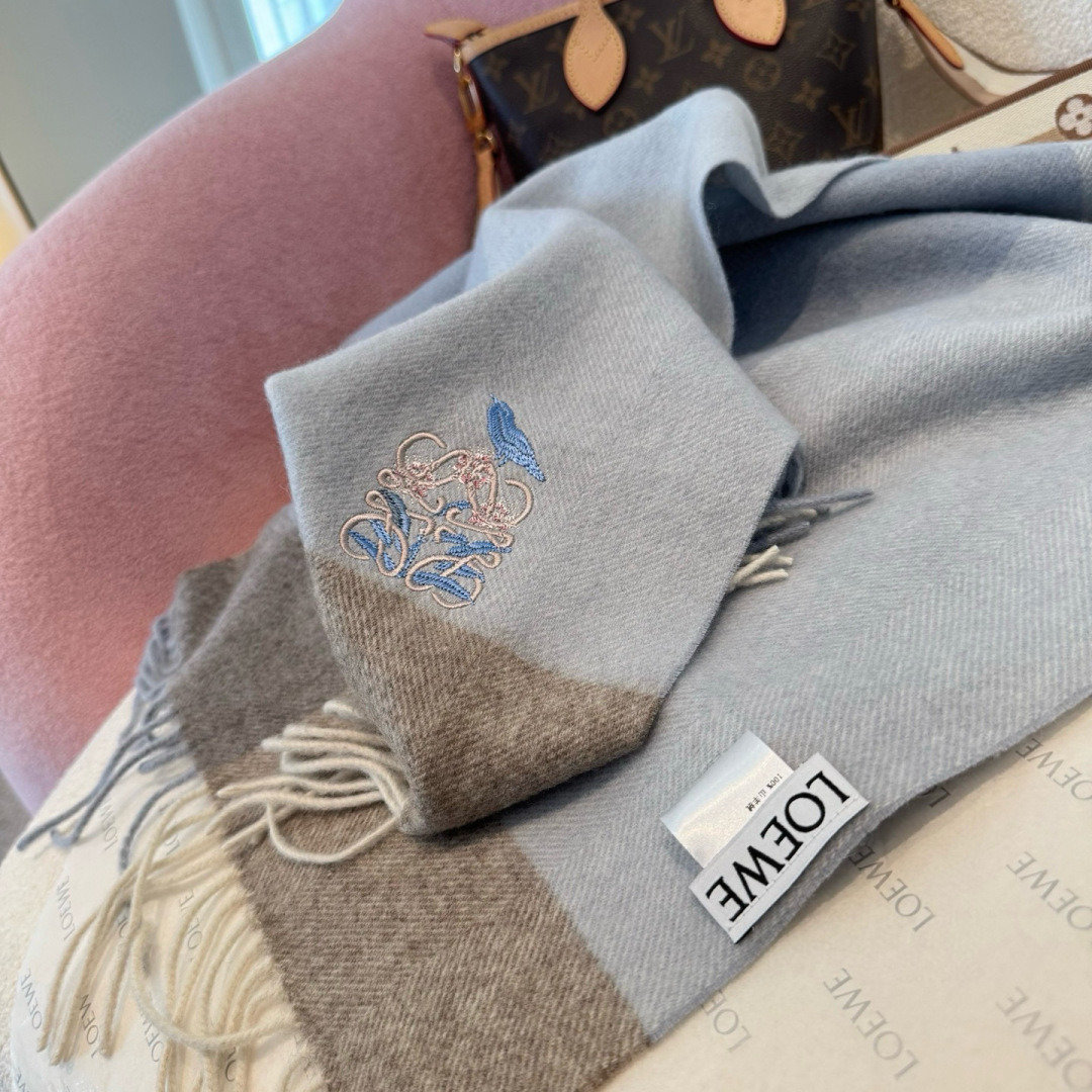 上新！Loewe · 罗意威️难得一见的温柔配色，低调又不失优雅❗️】重点推荐❗️双面配色，一条围巾两种