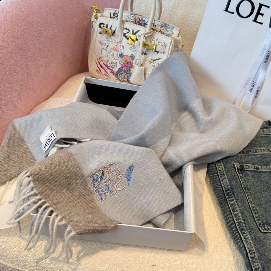 上新！Loewe · 罗意威️难得一见的温柔配色，低调又不失优雅❗️】重点推荐❗️双面配色，一条围巾两种