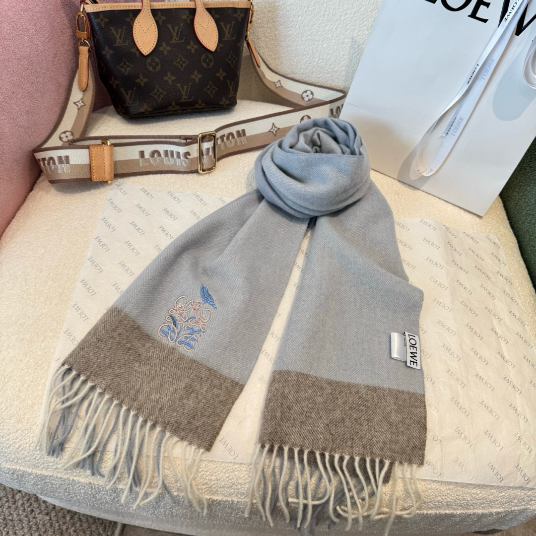 上新！Loewe · 罗意威️难得一见的温柔配色，低调又不失优雅❗️】重点推荐❗️双面配色，一条围巾两种