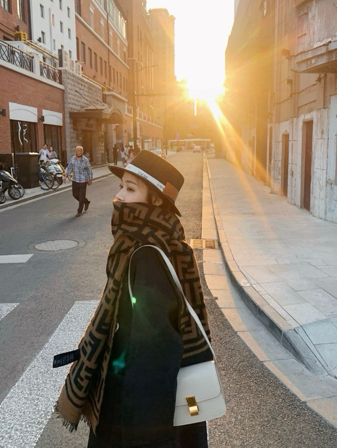 给大家一个不同于所有市场货的文案👍🏻围巾经纱织造密度320，纬纱织造密度42‼️上机工艺克重290克，下