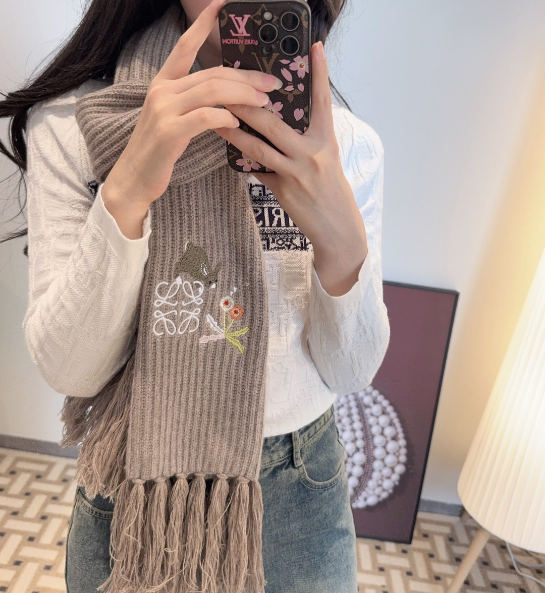 Loewe✖️Sunafujita联名款 小兔花卉刺绣流苏 原单！重磅推荐！新款针织围巾！低调的奢侈感。