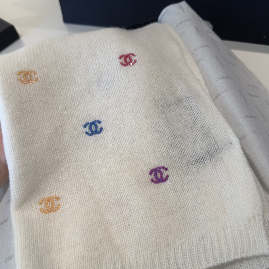 宅女同款Chanel24a小香绵羊毛彩虹🌈珠片围巾披肩尺寸：65cm*180cm